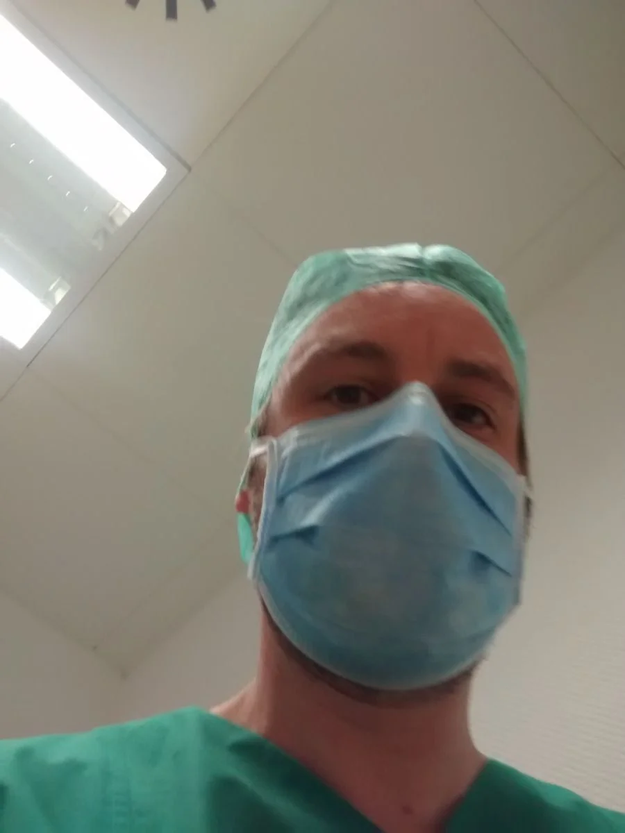 Dr. Schurli nimmt den Ka(i)serschnitt selbst vor...
