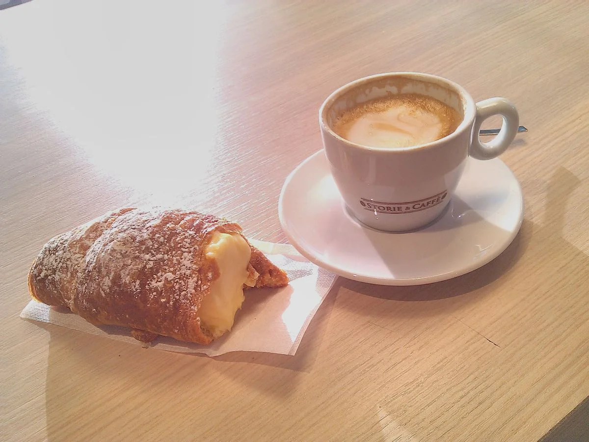 Cornetto con crema e cappuccino #italia