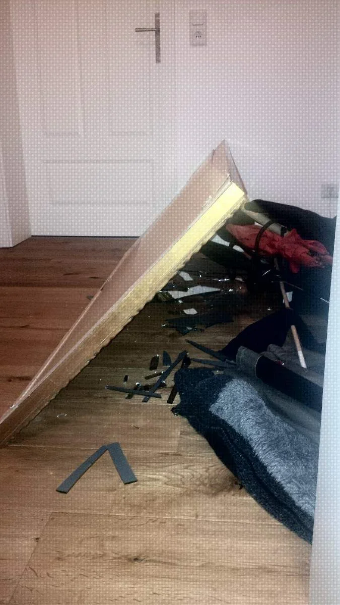 Spiegel geschrottet (oder: "Du sollst nicht im Dunklen aufs Klo gehn wenn der Spiegel an der Wand lehnt)