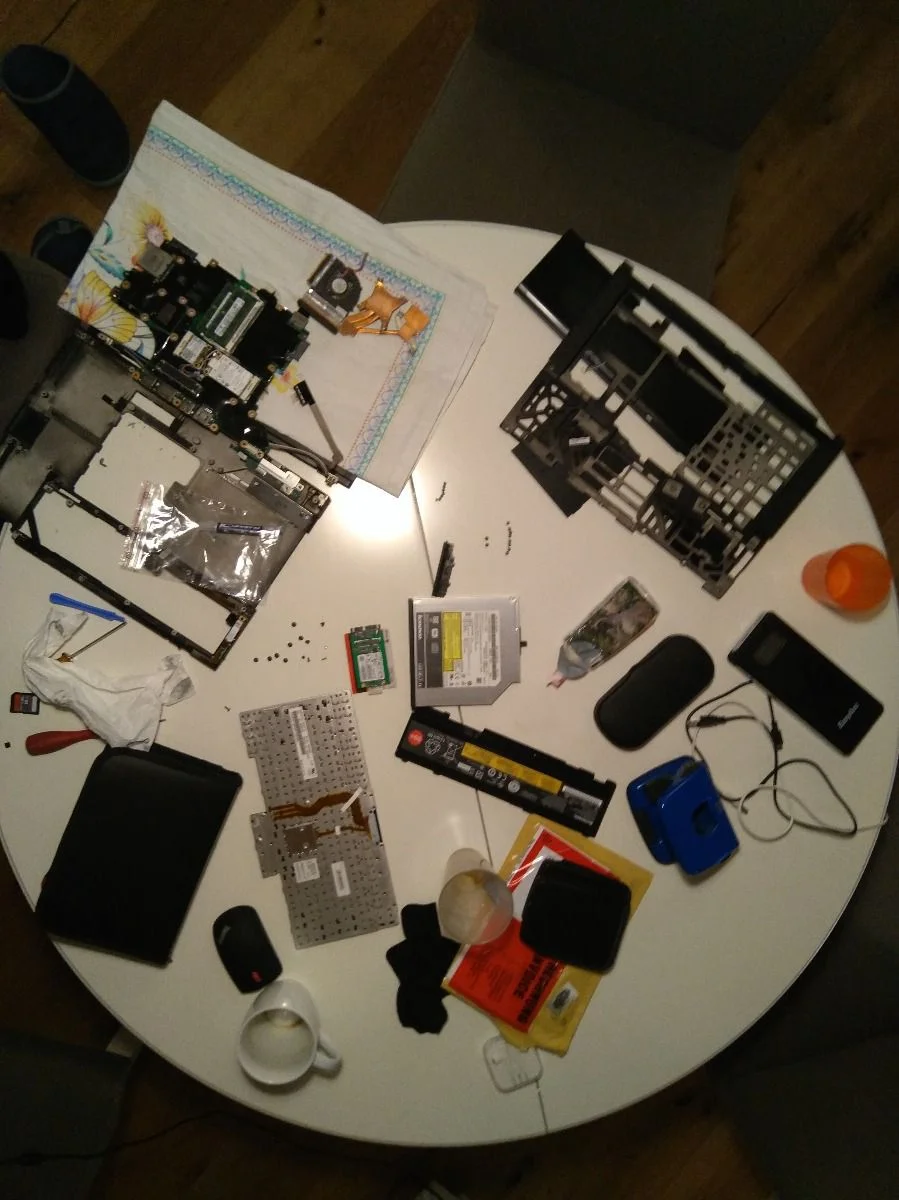 Service am 8 Jahre alten Arbeitslaptop. Wärmeleitpaste erneuert und Lüffter geputzt. Jetzt 10 ° C Unterschied und Lüfter fast nicht mehr hörbar. Wie neu, genial die alten Thinkpads.