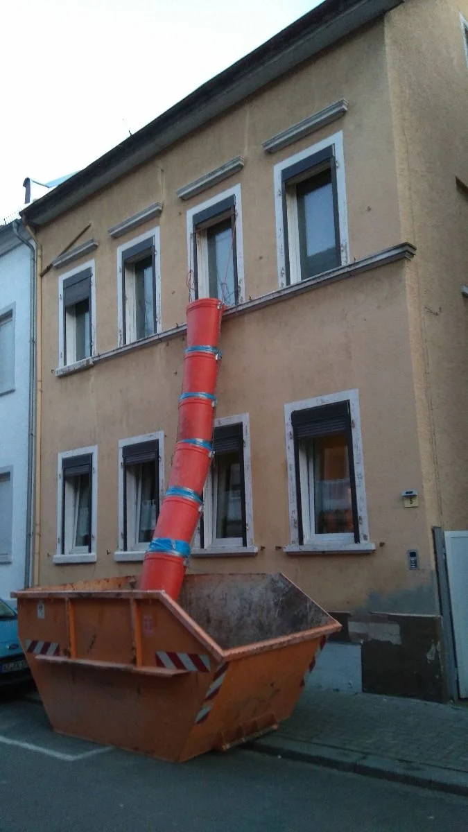 Die Rutsche ist montiert, der Schutt kann raus #baustelle