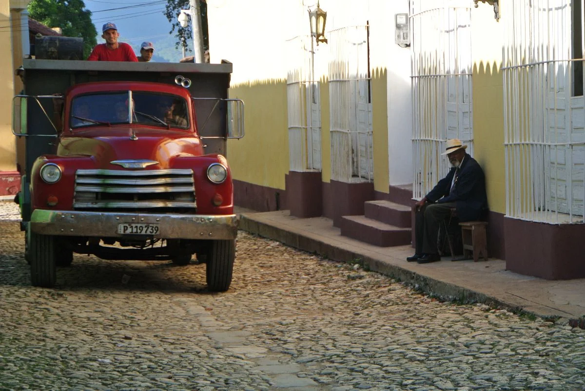 Überall sitzen "Dummy Kubaner" #cuba2018