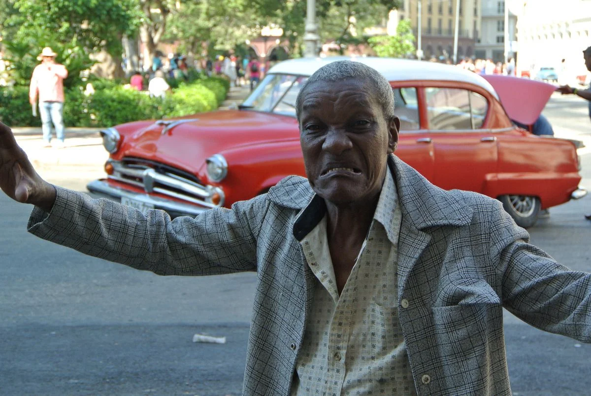 Fotoflasher vor Pannenauto #cuba2018