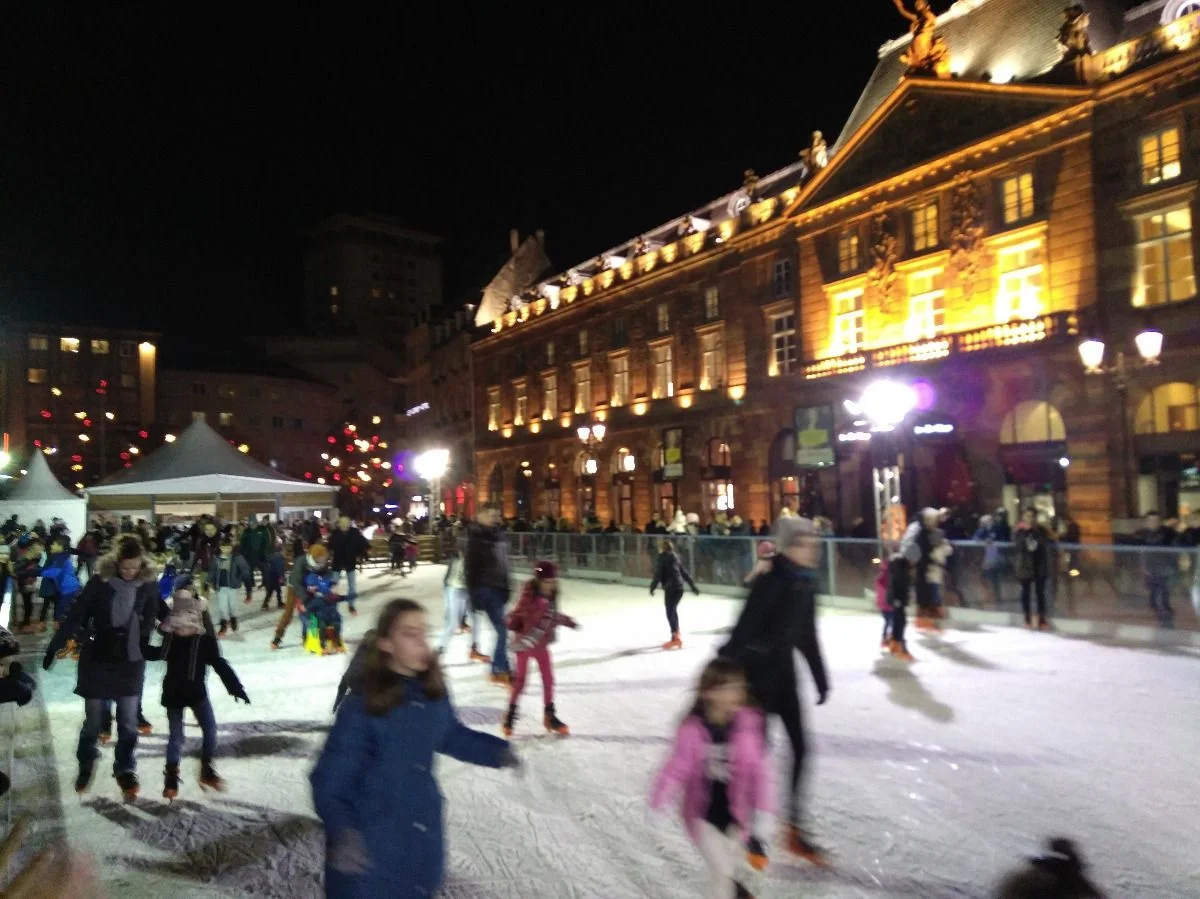 Mit Eislaufplatz