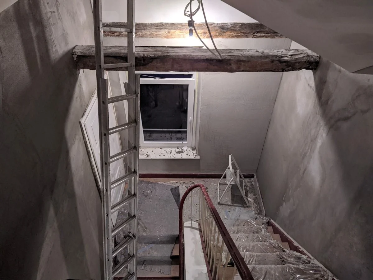 Grundputz im Treppenhaus fertig