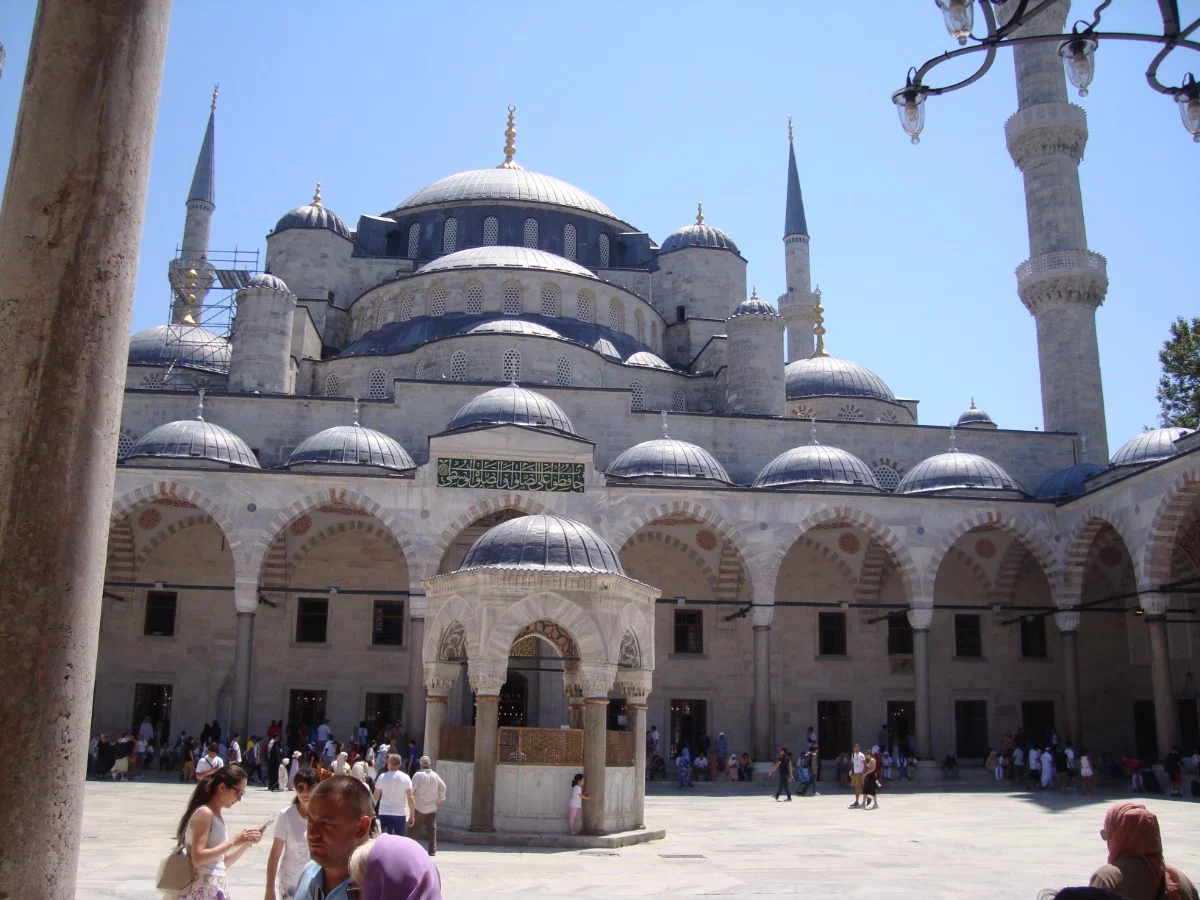 Im Innenhof der Moschee