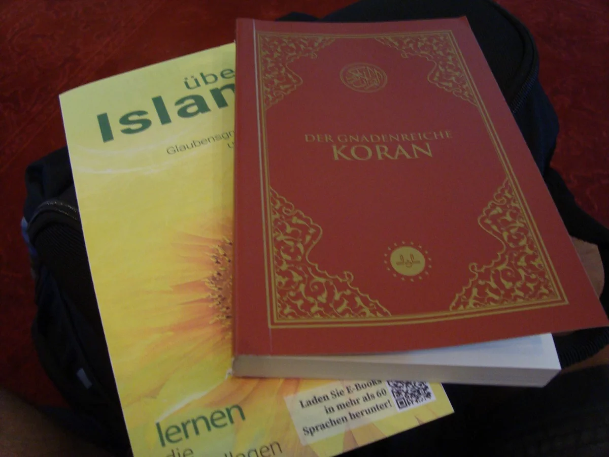 Ich hab mir mal ein kostenloses Exemplar des Korans mitgenommen, soll ja eine sehr gnadenreiche Religion sein.