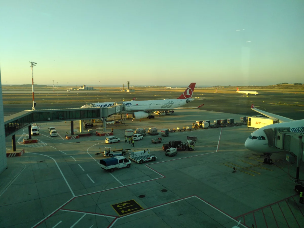 Ankunft Istanbul Airport. Rechts unser Flieger 🤭