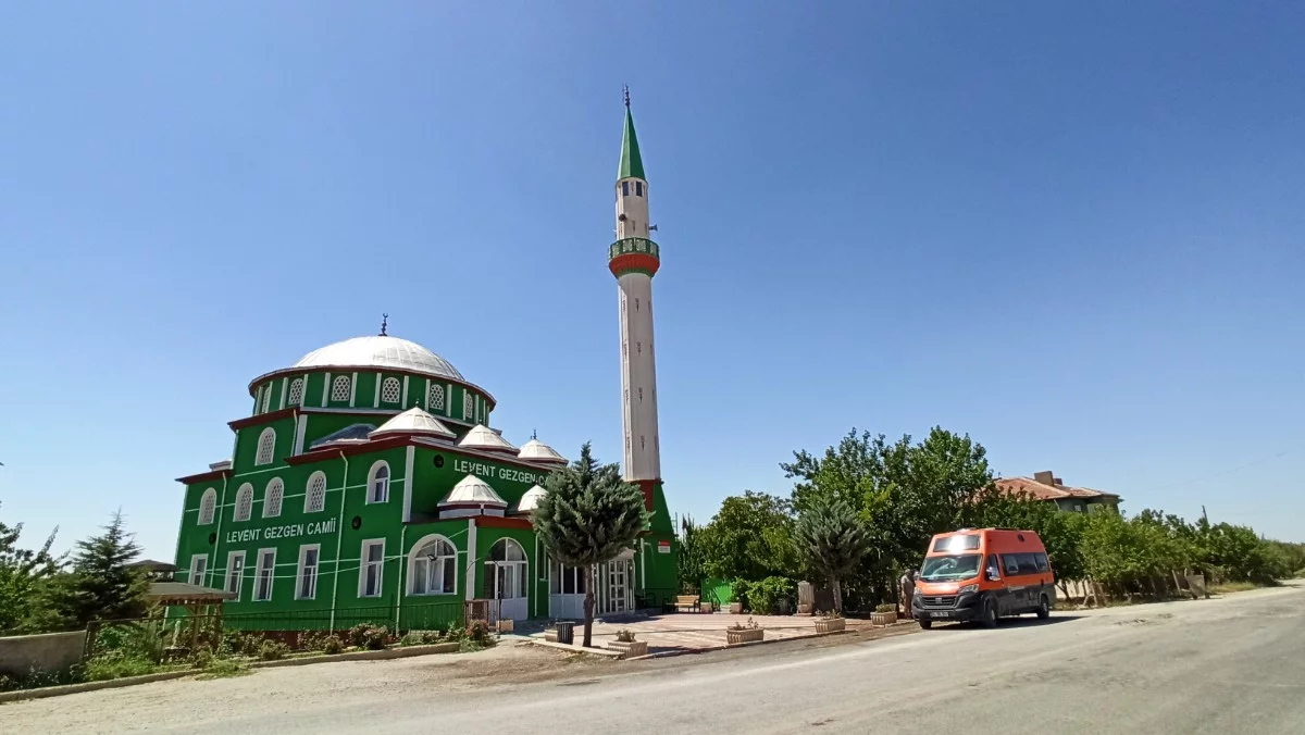 Speed-Wasserbetankung bei einer Moschee. Nachdem die immer mit Wasser rumspritzen, haben wir die Gelegenheit genutzt und die beiden Herren zum tanken eingeteilt. 😇