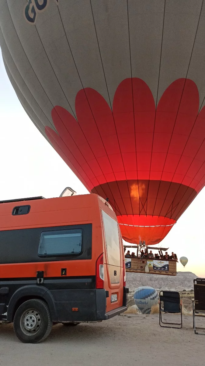 Sah dann in etwa so aus. Ja, er hat hats gerade noch über das Wohnmobil geschafft, Zentimeterarbeit.