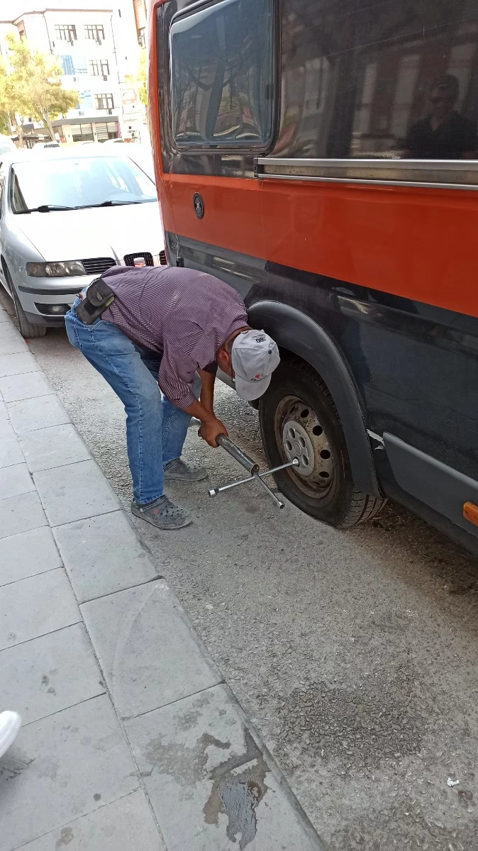 Reifenpanne während der Weiterreise genau vor einem Schuhgeschäft. Der Besitzer hat es pfeifen gehört und uns gleich einen Mann organisiert, der den Schaden für umgerechnet 8 € behob.