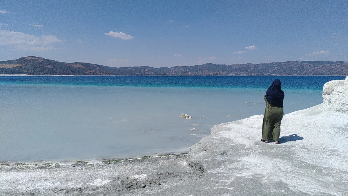 Am Salda Gölü. Fast königsblaues Wasser wegen der Tiefe und dem Hydromagnesit.