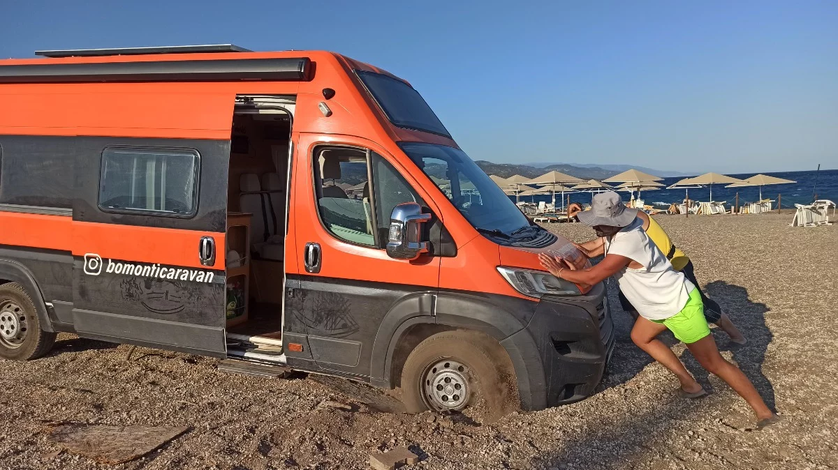 DerStrandboden war wohl doch nicht so stabil.... Aufgesessen. Ein 4x4 Pickup mit Seilwinde zog uns wieder raus...