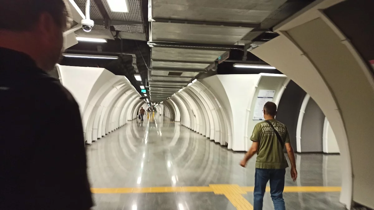 In der Istanbuler Metro. Der Mann vorne rechts hat uns geholfen uns zurecht zu finden. Einfach so von sich aus.