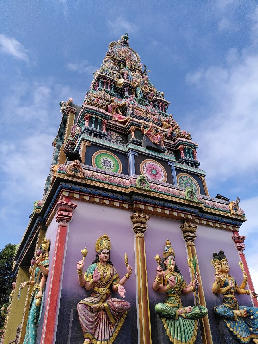 Indische Tempel gibt in jedem größeren Ort...