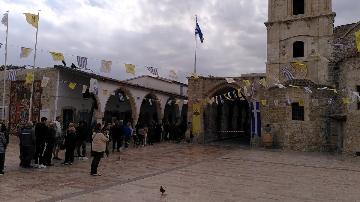 Ein wichtiger Tag in Larnaka: Der Lazarus-Samstag. Die stellen sich an um im Inneren der Kirche eine Glasscheibe zu küssen. #zypern