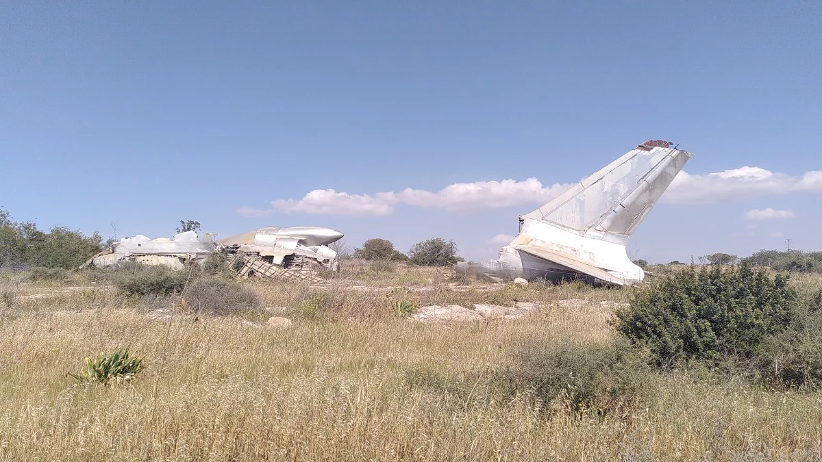 Zerstörte Tupolev Tu-104A in der Pufferzone: Verunglücktam 29. August 1973, CSA Flug 531 (Tschechoslowakei). Im Krieg dann von einer Rakete getroffen und endgültig zerstört. #zypern