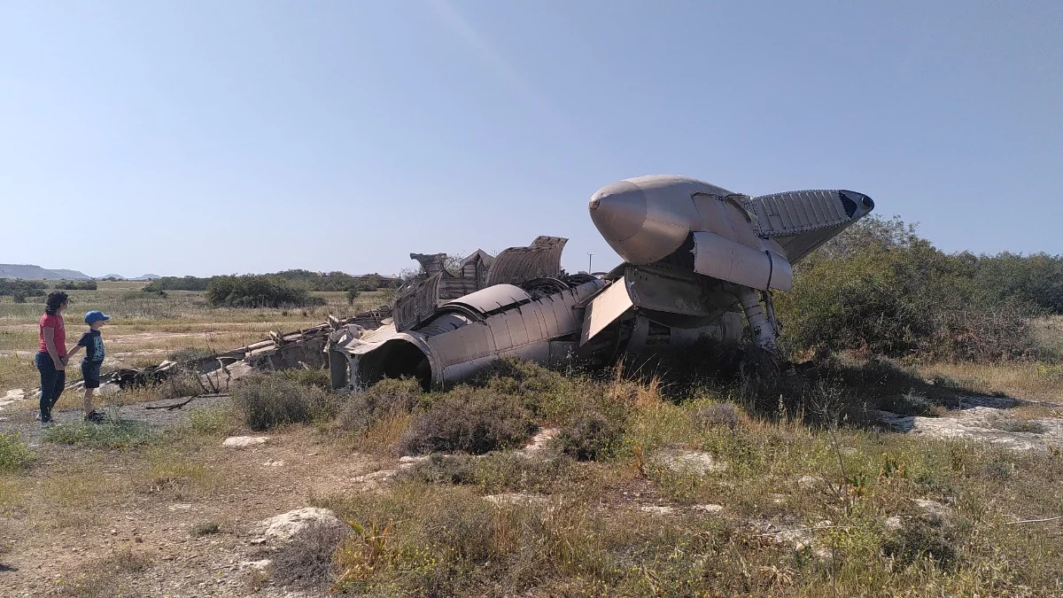 Unser Ausflug zu dem Wrack hat die türkischen Grenzposten ziemlich aufgebracht (sie schriehen und fuchtelten herum wie blöde und guckten mit ihren Guckern zu uns über). Als dann ein UN Auto in unsere Richtung geschickt wurde, sind wir lieber mal abgehauen 🤭. Dieses eskortierte uns dann wieder aus der Pufferzone raus