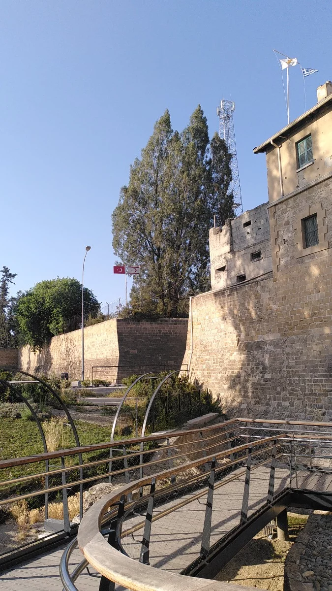 Türkischer Grenzzaun und griechische Stellungen mitten in Nikosia #zypern