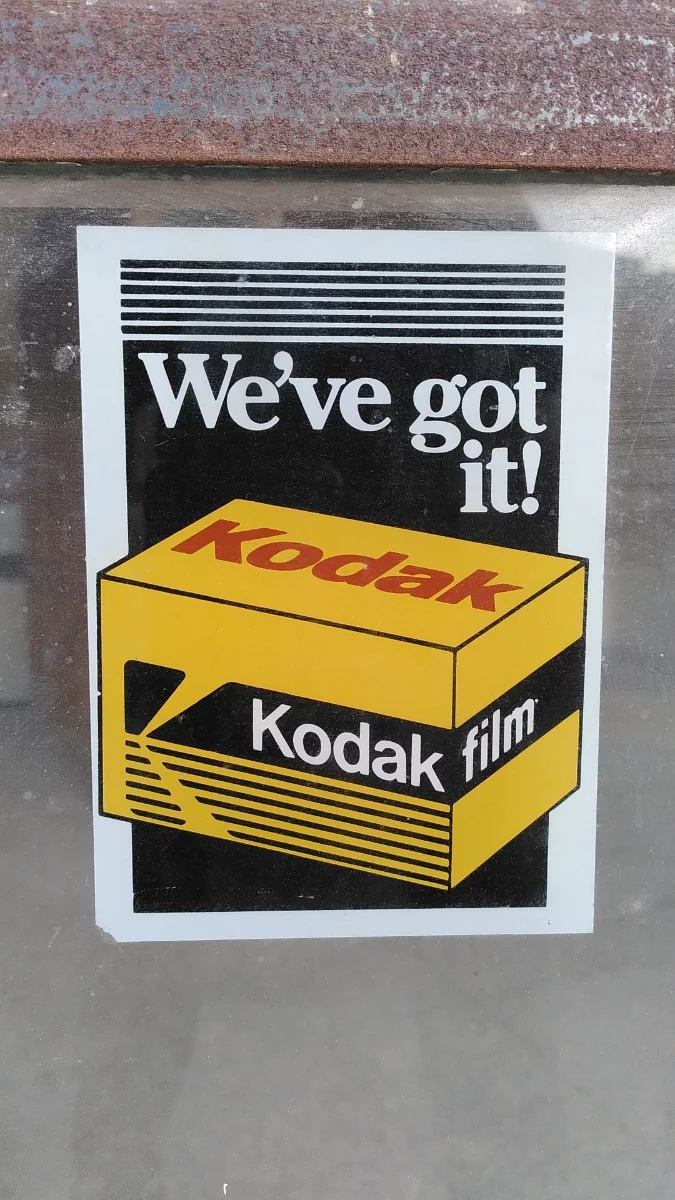 Kodak Werbung auf einem sicher schon seit 20 Jahren geschlossenem Photofachgeschäft.