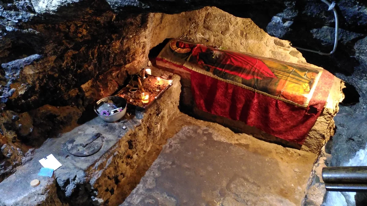 Das Grab des heiligen Barnabas, völlig unbewacht in einem Keller einer scheinbar unbedeutenden, leeren und etwas abseits gelegenen Kapelle des Klosters. Wir waren einigermaßen erstaunt, dass wir hier rein zufällig das Grab eines Apostel entdeckt haben. Es war weder angeschrieben, noch irgendwelche Hinweise auf diese doch sehr bedeutende Person des Christentums.