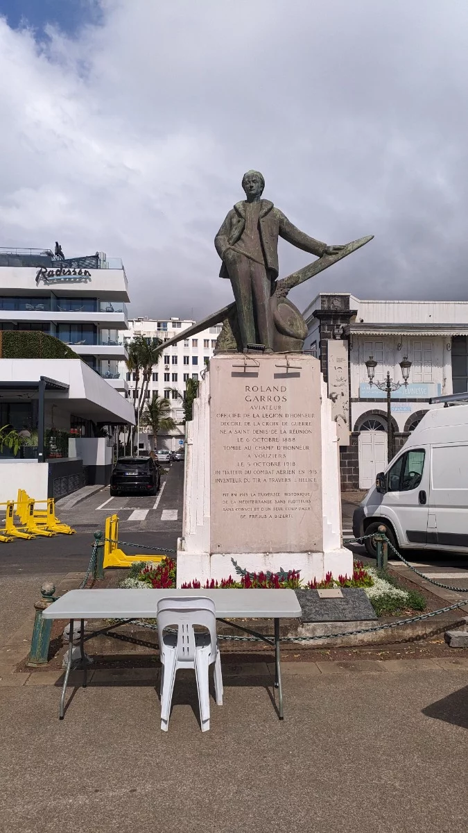 Roland Garros Denkmal in seiner Geburtsstadt Saint Denis