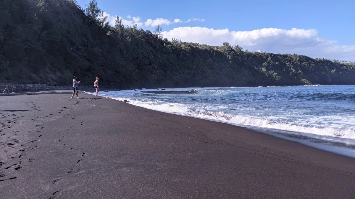 Schwarzer Sandstrand. Leider darf MN nicht baden, Haigefahr