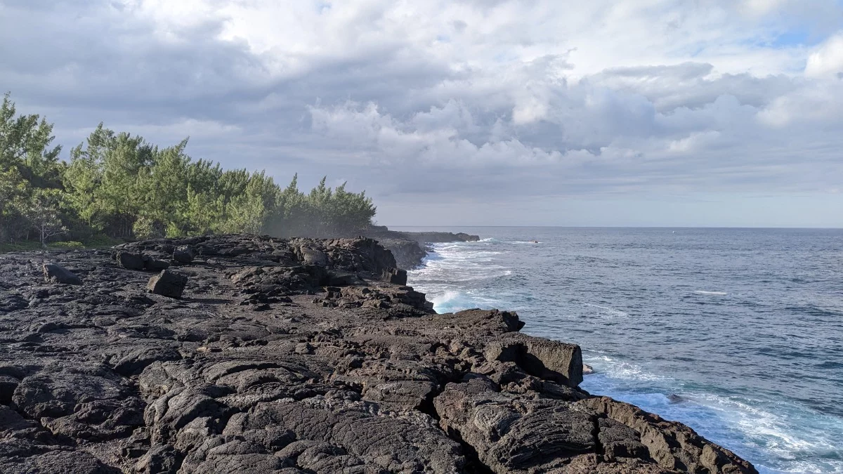 Der Strand völlig mit Lava bedeckt....