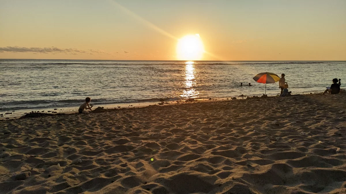 Letzter Sonnenuntergang am Strand von Réunion während unserer Camping-Etappe. Am Horizont springen die Walfische aus dem Wasser und spielen im Abendlicht. Morgen geben wir dann den VW-Bus zurück und ab da wieder im Hotel.😪 Übermorgen dann ab nach Mauritius.