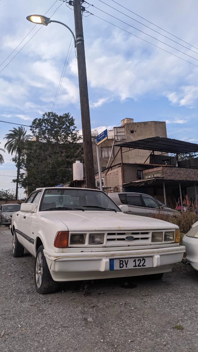 Alter Ford Taunus, hinten im Gebäude oben beim kleinen Fenster viele Einschusslöcher. Hier dürfte eine Stellung gewesen sein, die beschossen wurde. #zypern