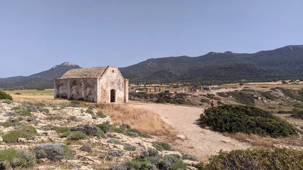 Ein kleines Kirchlein, natürlich verlassen und geplündert