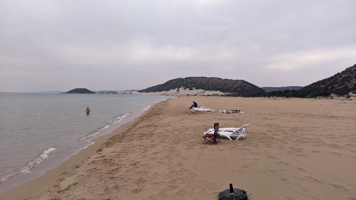 Am Strand: Eine mutige geht schwimmen (sehr kaltes Wasser aktuell) #zypern
