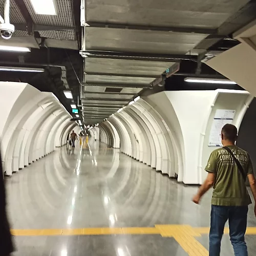In der Istanbuler Metro. Der Mann vorne rechts hat uns geholfen uns zurecht zu finden. Einfach so von sich aus.