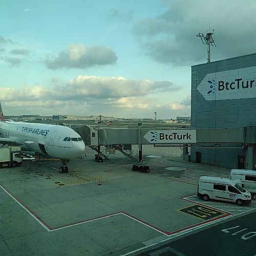 Istanbul Airport sponsored by Bitcoin.