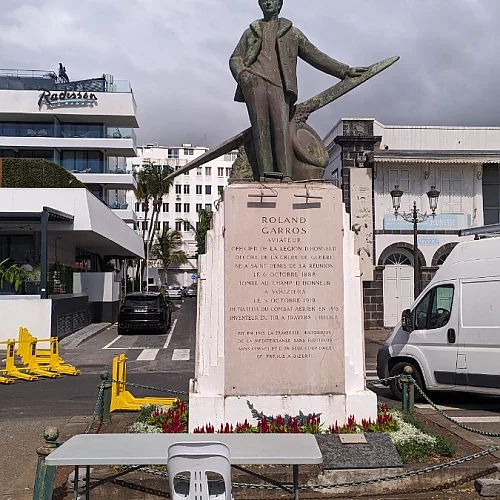 Roland Garros Denkmal in seiner Geburtsstadt Saint Denis
