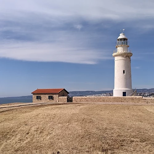 Der malerische Leuchtturm von Paphos. 